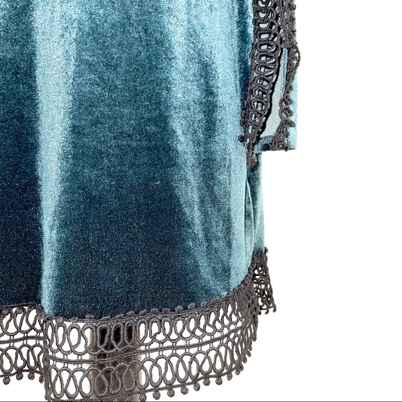 Romeo & Juliet Couture Velvet Dress - Picture 5 of 8